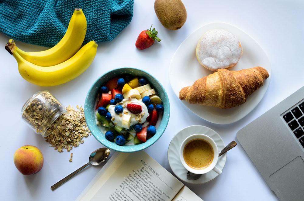 fotografía de comida orgánica encima de una mesa de color blanco